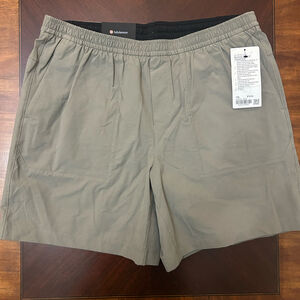 Luluemon  Mens Shorts 8” Versa  Twill XXL NWT